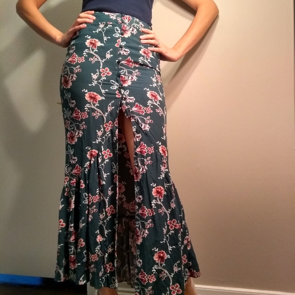 Flouncy, Sexy, Floral Skirt - Picture 2 of 6